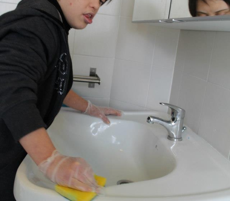 Giulia pulisce il bagno della casa